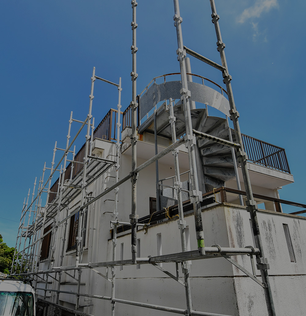 確認・報告・安全を徹底した施工 最強のコストパフォーマンスで、現場を一括管理 足場の組み立て・解体なら、株式会社沖縄吉村組