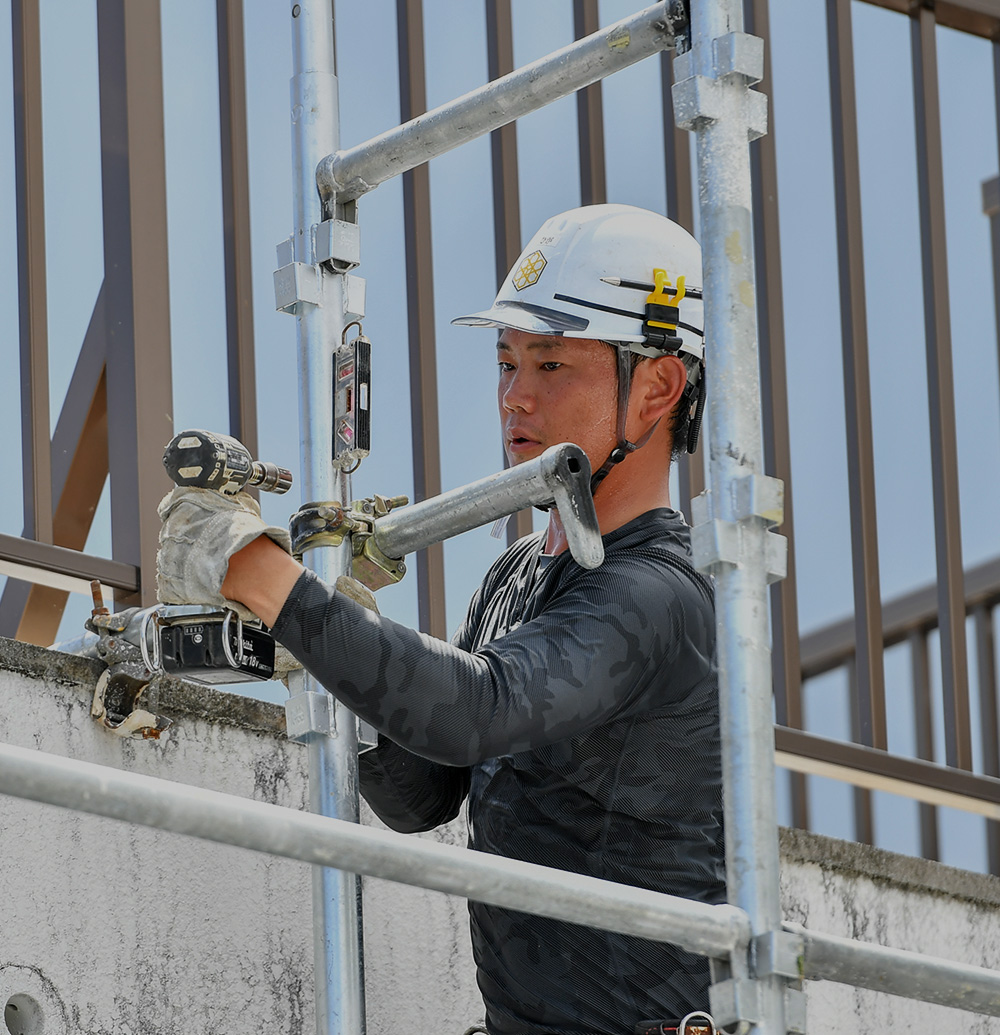 確認・報告・安全を徹底した施工 最強のコストパフォーマンスで、現場を一括管理 足場の組み立て・解体なら、株式会社沖縄吉村組