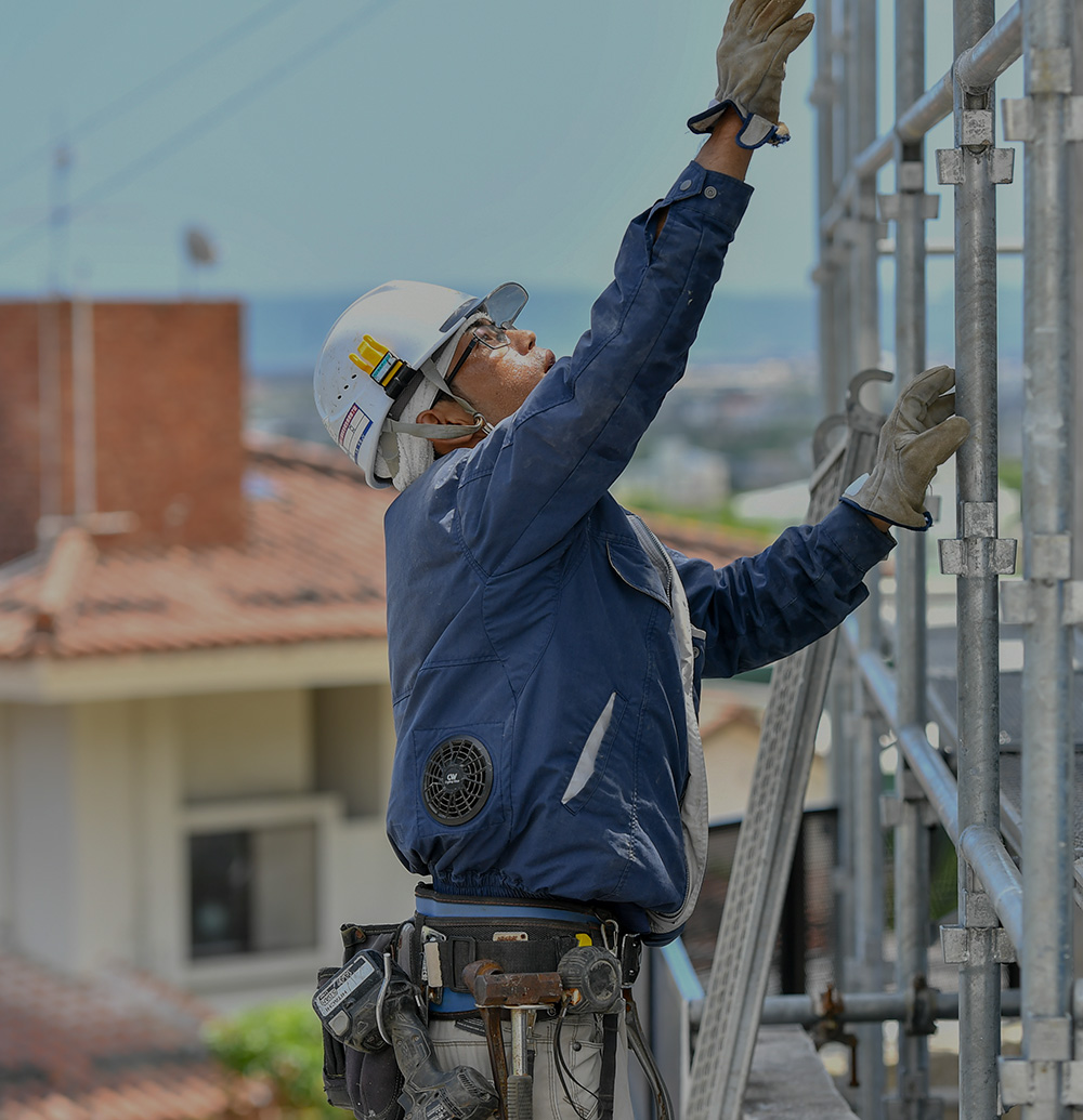 確認・報告・安全を徹底した施工 最強のコストパフォーマンスで、現場を一括管理 足場の組み立て・解体なら、株式会社沖縄吉村組